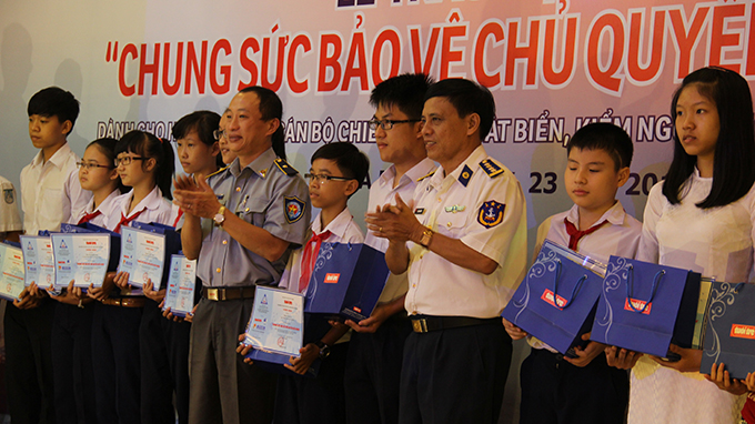 ມອບທຶນສຶກສາ“ຮ່ວມ ແຮງຮ່ວມໃຈປົກປັກ ຮັກສາອະທິປະໄຕເຂດ ທະເລຕາເວັນອອກ“